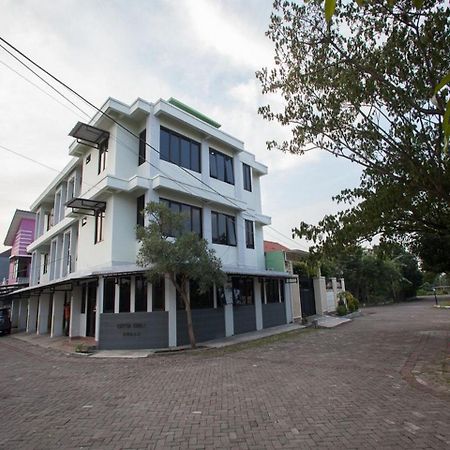 Reddoorz Syariah Near Dbl Arena 2 Hotell Surabaya Exteriör bild
