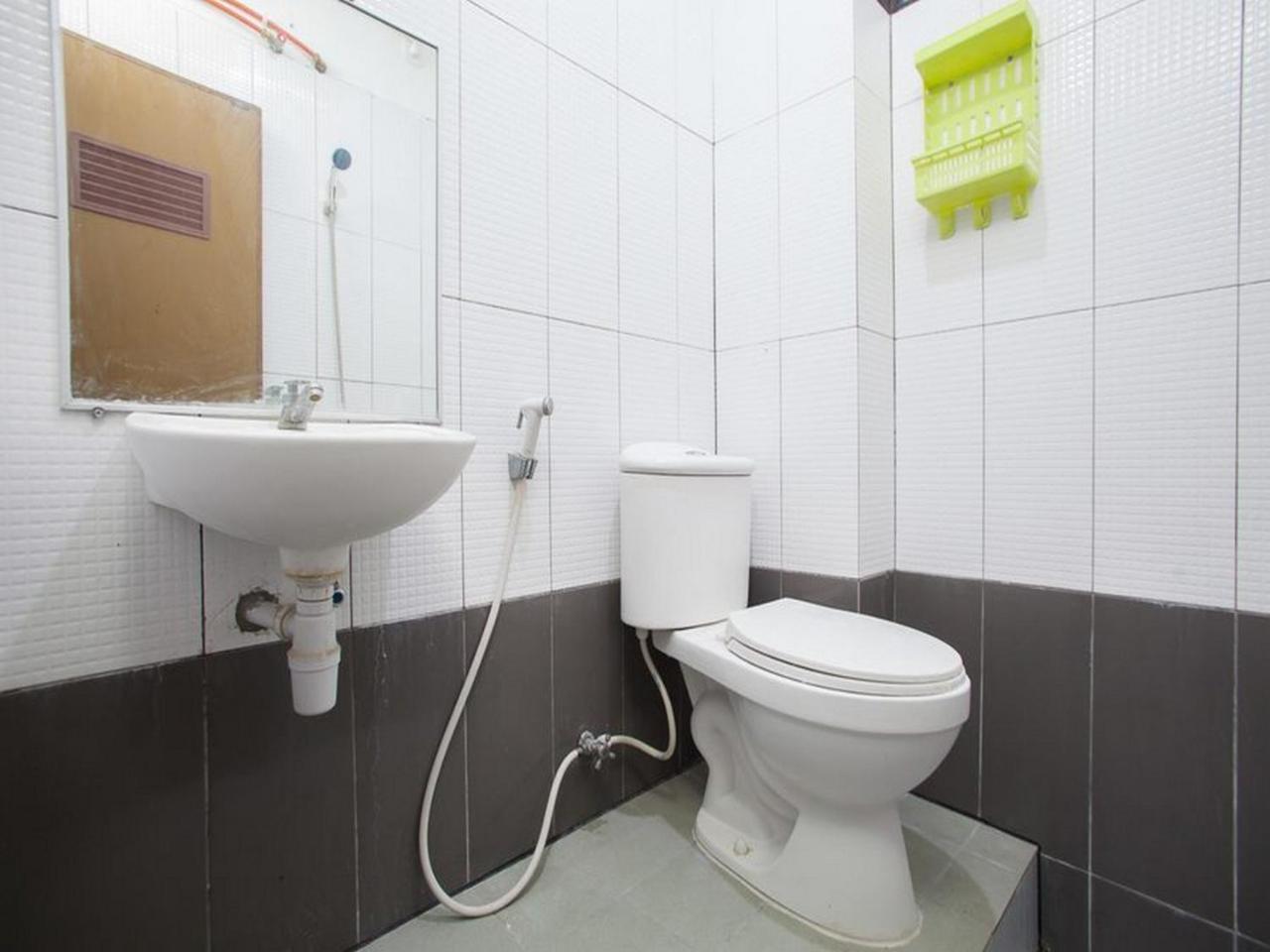 Reddoorz Syariah Near Dbl Arena 2 Hotell Surabaya Exteriör bild